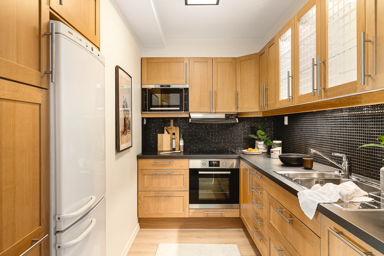 Av integrerte hvitevarer medfølger induksjonsplatetopp, stekeovn, mikrobølgeovn og oppvaskmaskin. Galleribilde