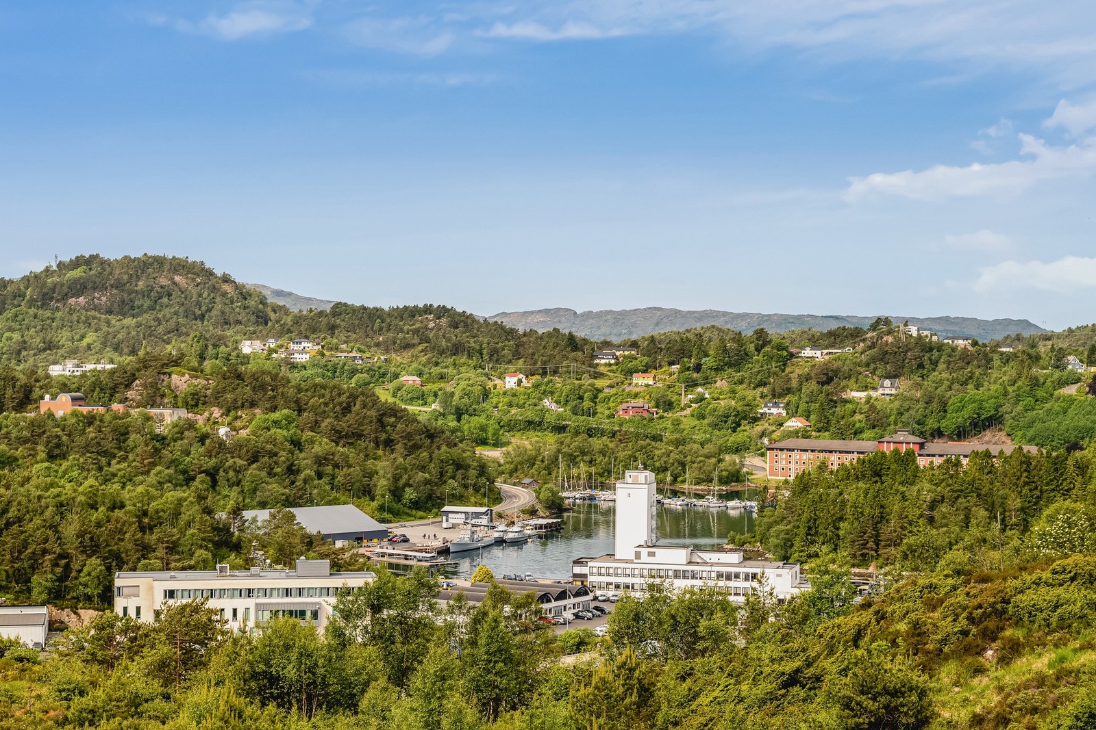 Dagligvarebutikkene Rema 1000 Kjerreidviken og Kiwi Bjørgeveien ligger kun rundt 12-13 minutter gang unna, eller en kort kjøretur. Galleribilde