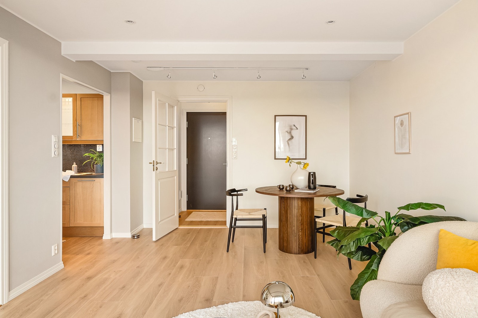 Stuen kan enkelt innredes med sofagruppe, mediemøblement og spisegruppe. Galleribilde