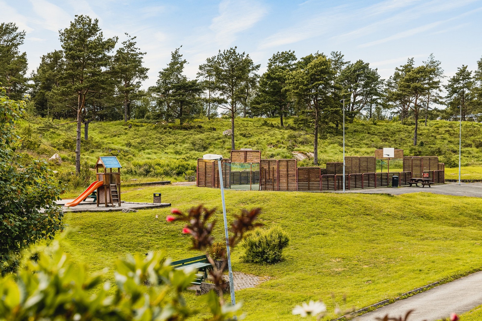 Her får du komforten av å bo praktisk og sentralt, samtidig som du omgis av grønne omgivelser og en hyggelig nabolagsfølelse. Galleribilde