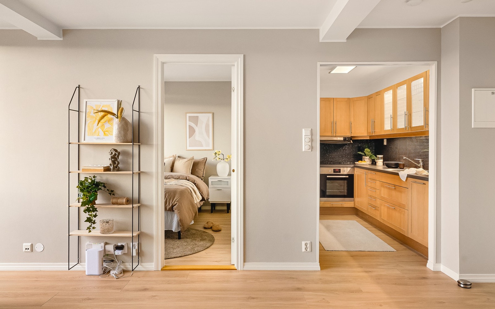 Kjøkkenet har en naturlig tilknytning til stuen. Galleribilde