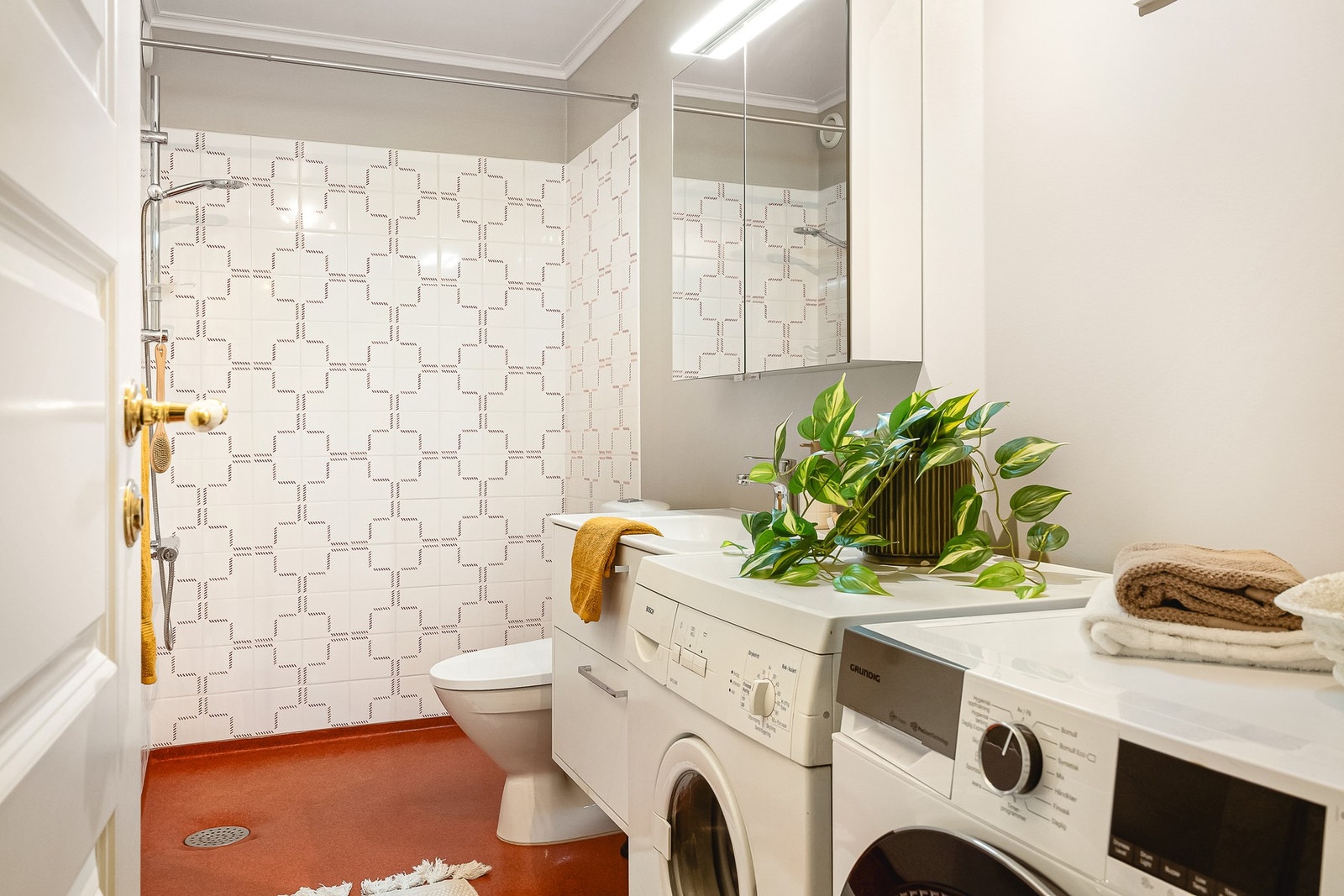 Badet måler 4,9 m², har gulvbelegg og fliser på veggene. Galleribilde