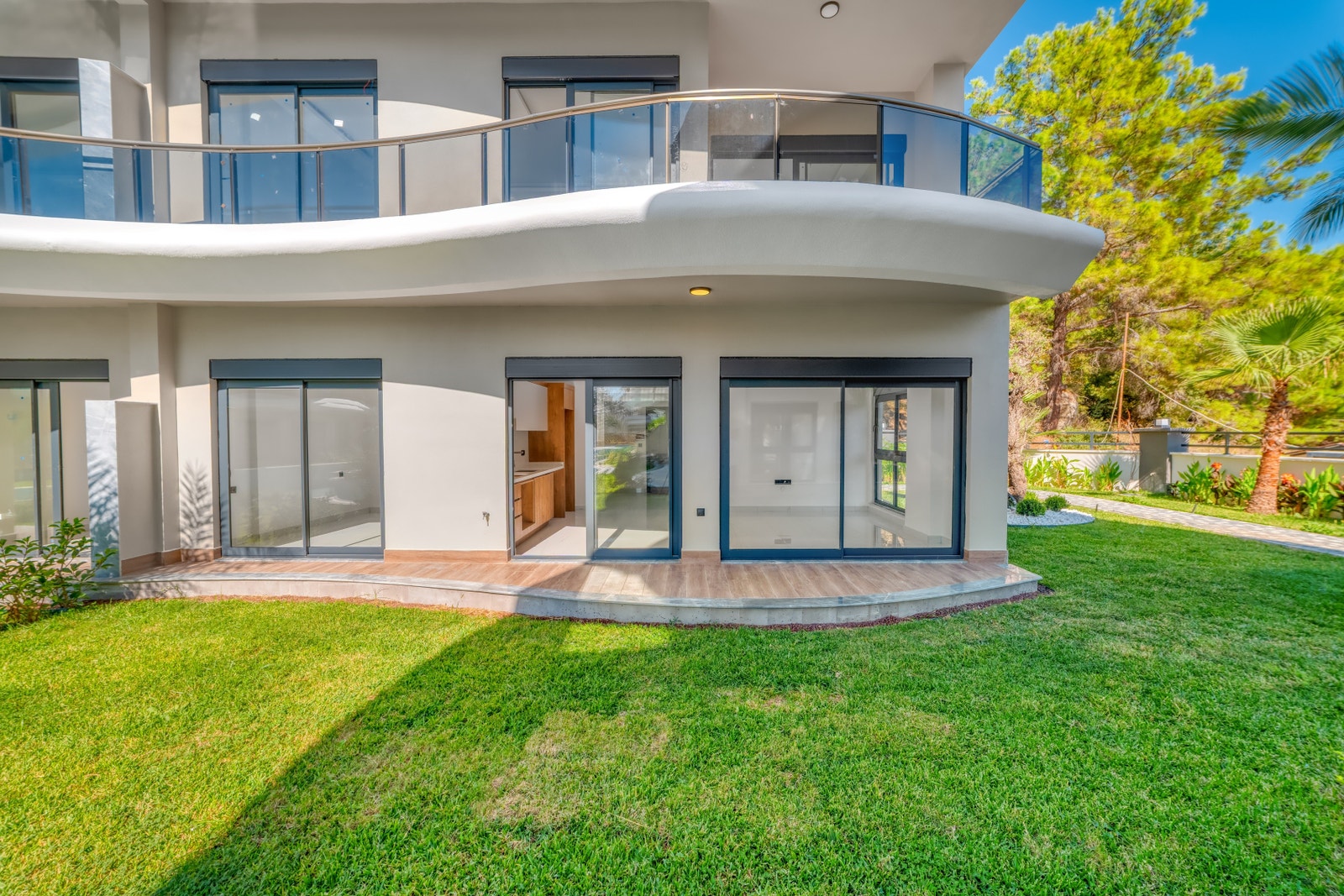 Private Garden of the apartment Galleribilde