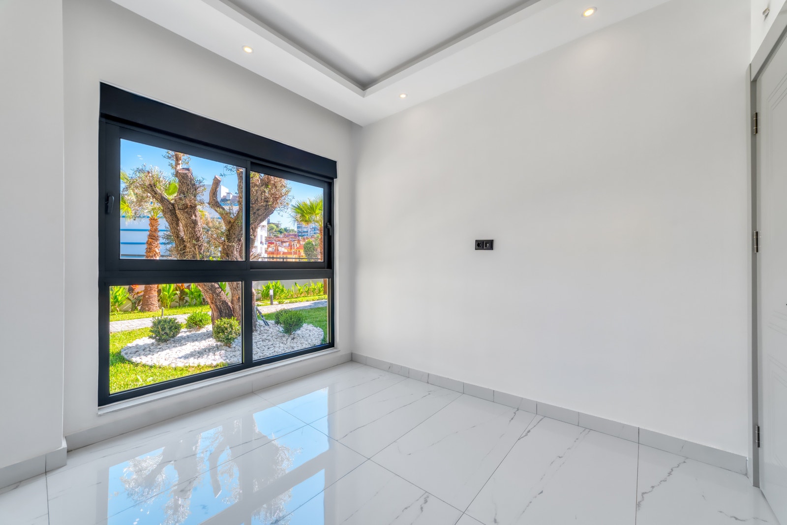 Bedroom view towards the Olive Tree Galleribilde