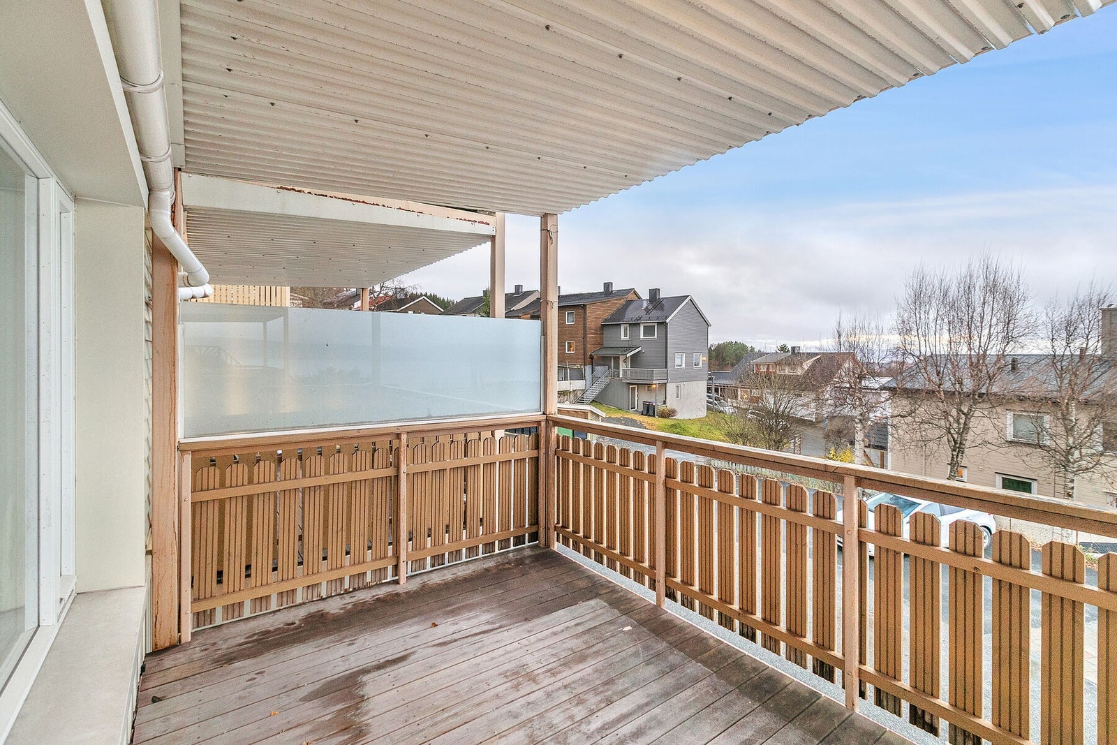 Overbygd veranda med nydelig utsikt og god solgang Galleribilde