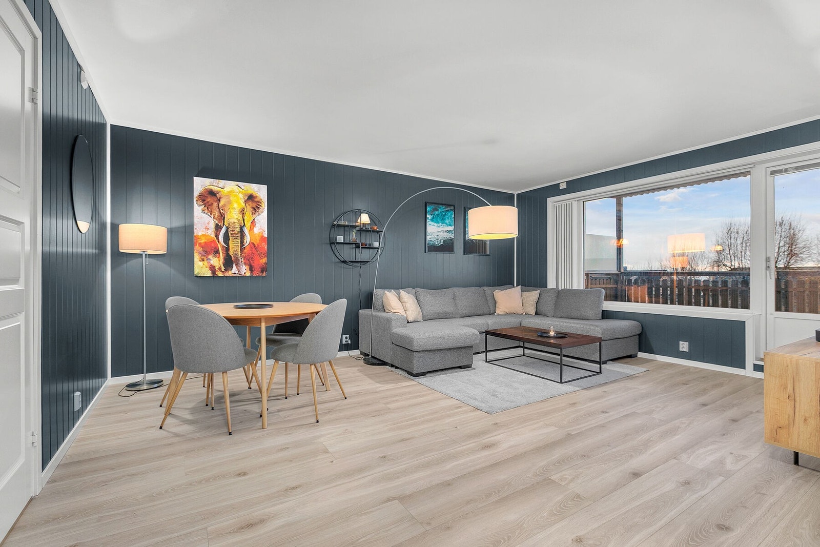 Stuen er romslig med pene overflater og utgang til solrik veranda. Galleribilde