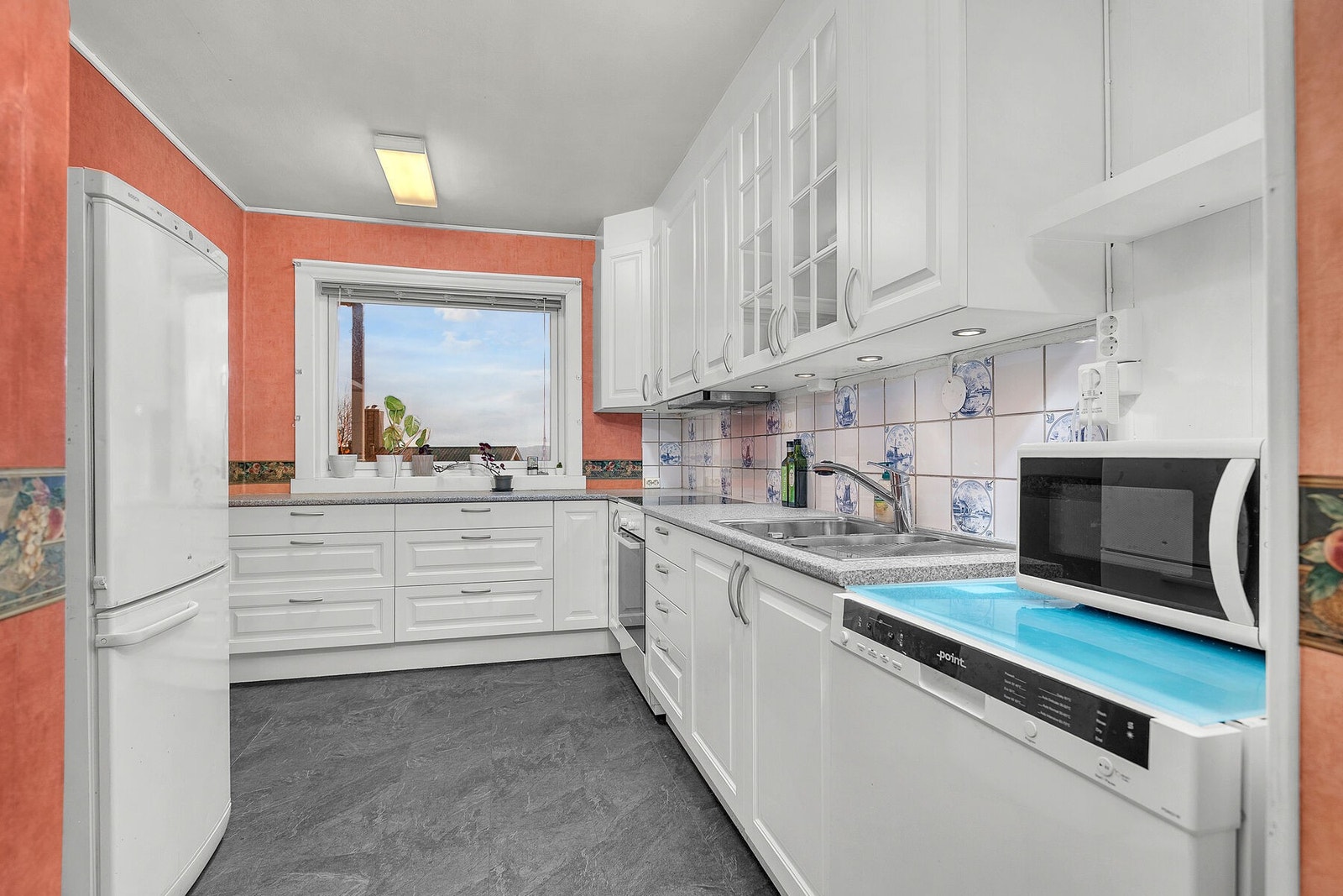 Romslig kjøkken med fin utsikt fra kjøkkenet Galleribilde