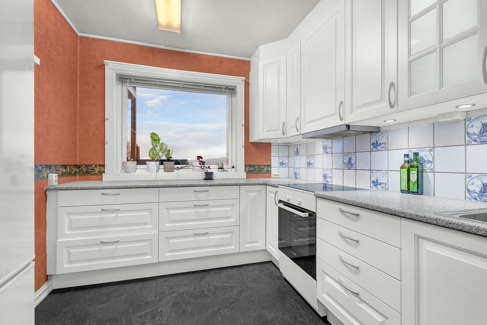 Oppvaskmaskin og komfyr følger med ved salget Galleribilde