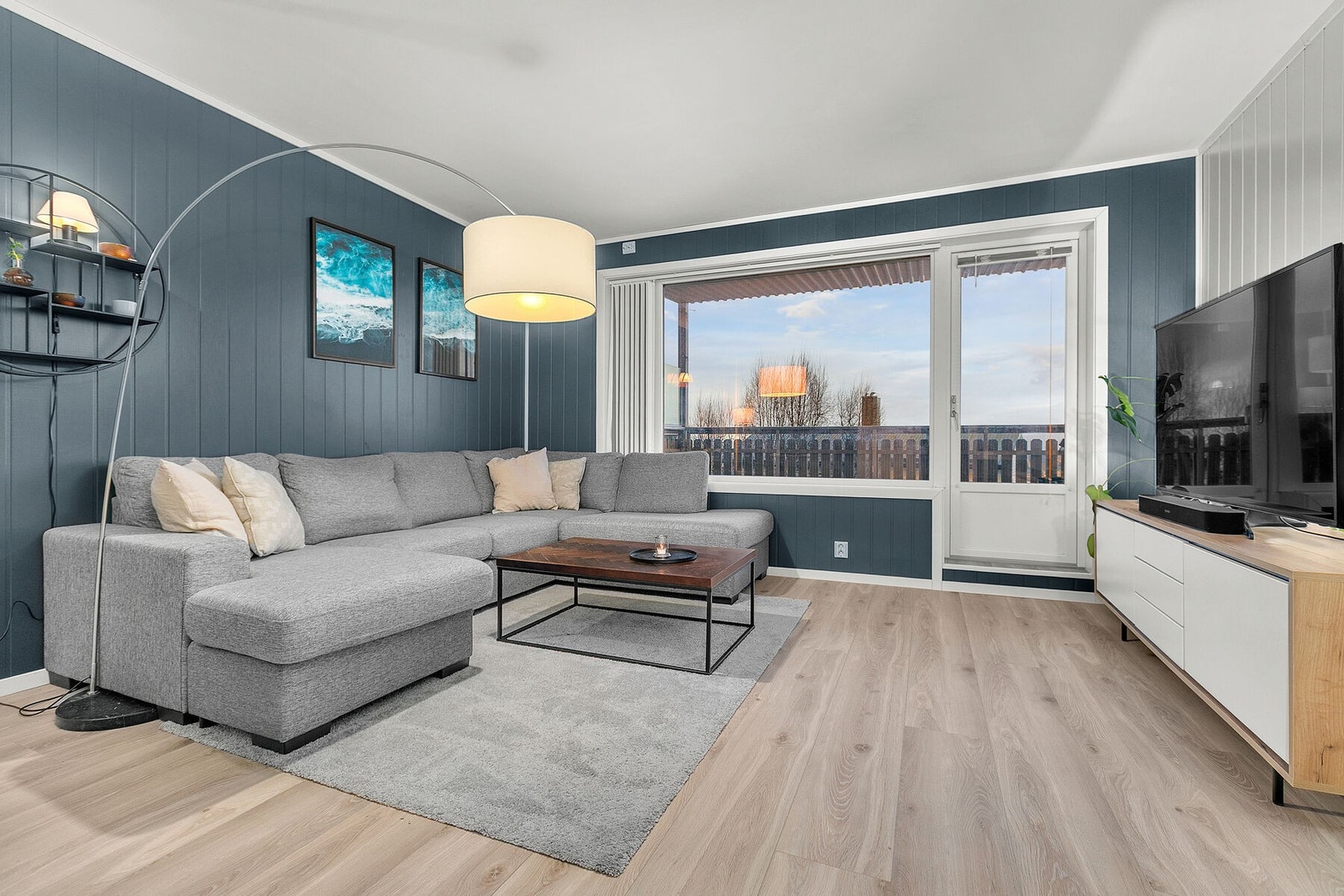 Velkommen til Terrassen 13A! Pen tre-romsleilighet med flott utsikt, gode solforhold og parkering. Fotograf: Kalle Punsvik. Galleribilde