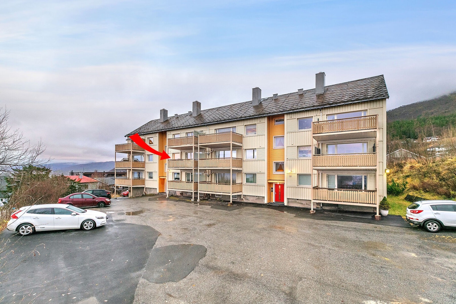 Borettsalget har asfaltert tomt med parkeringsplass til alle, samt at de har gjesteparkering Galleribilde