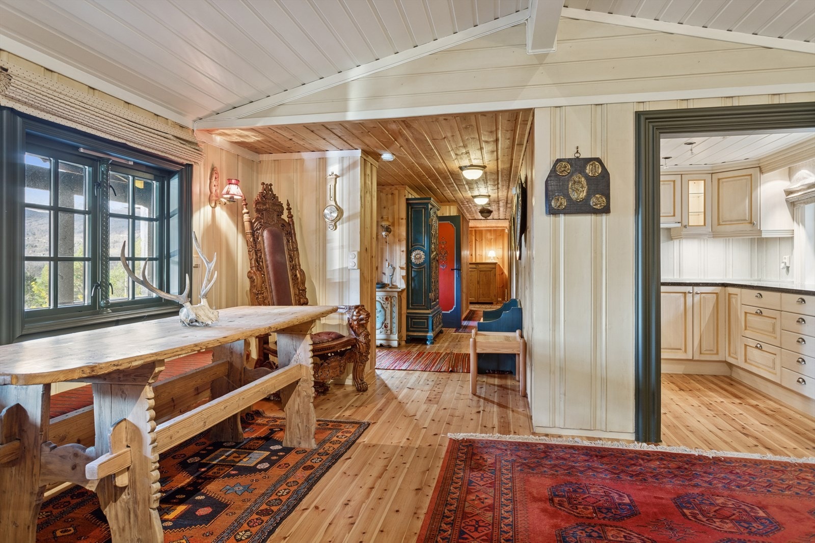 Direkte forbindelse til kjøkkenet gir en naturlig spiseplass. Galleribilde