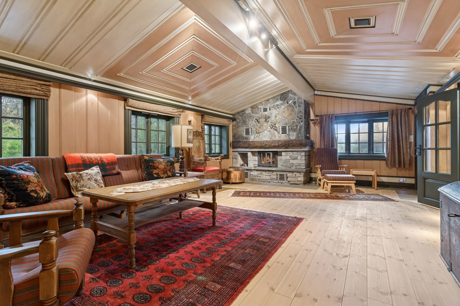 Panelvegger og tregulv gir rommet et solid og varig preg. Galleribilde