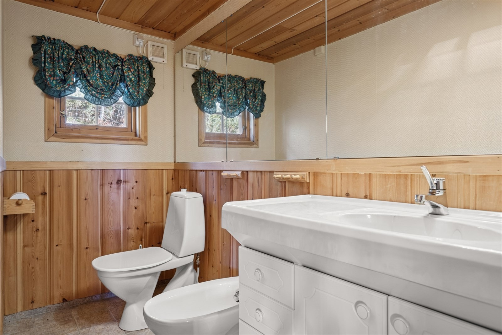 Våtromstapet på vegger og belegg på gulv gir enkel renhold på badet. Galleribilde