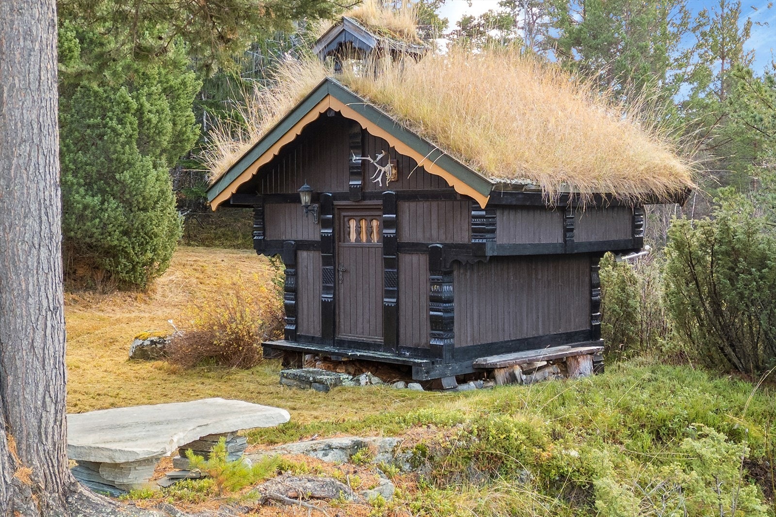 Stabburet er oppført i trekonstruksjon med torvtak, som gir et tradisjonelt preg. Galleribilde