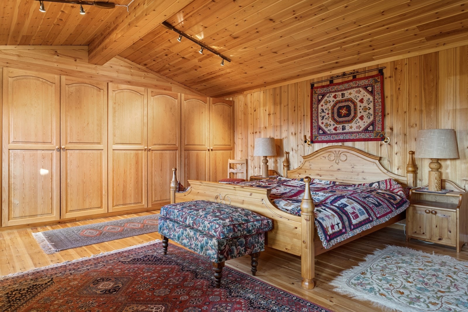 Stor garderobe gir god oppbevaringsplass i rommet. Galleribilde