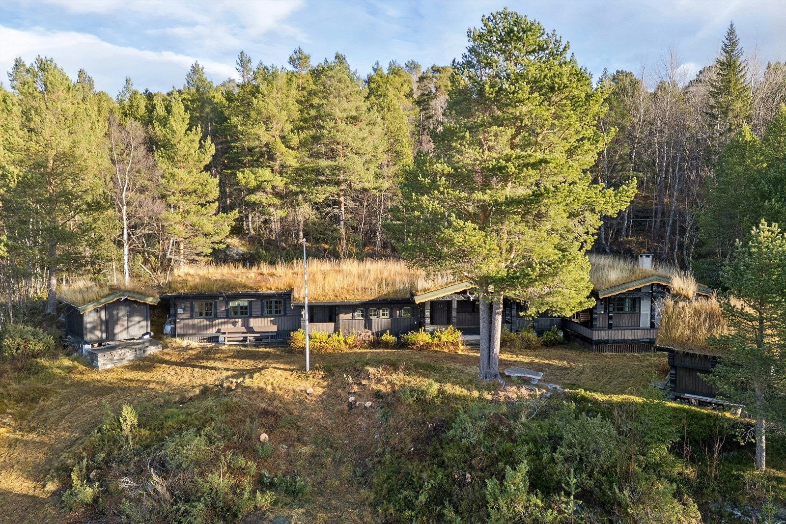 Fritidsboligen har et karakteristisk torvtak. Galleribilde