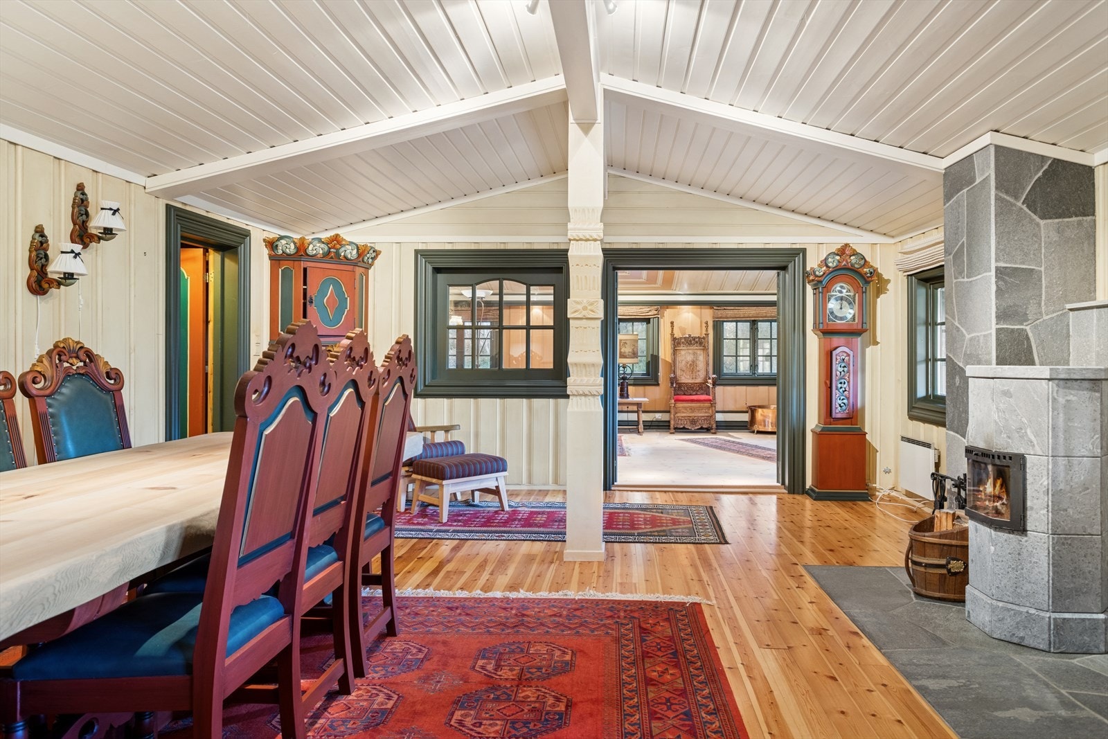 Peis med steininnramming gir en varm atmosfære i spisestuen. Galleribilde