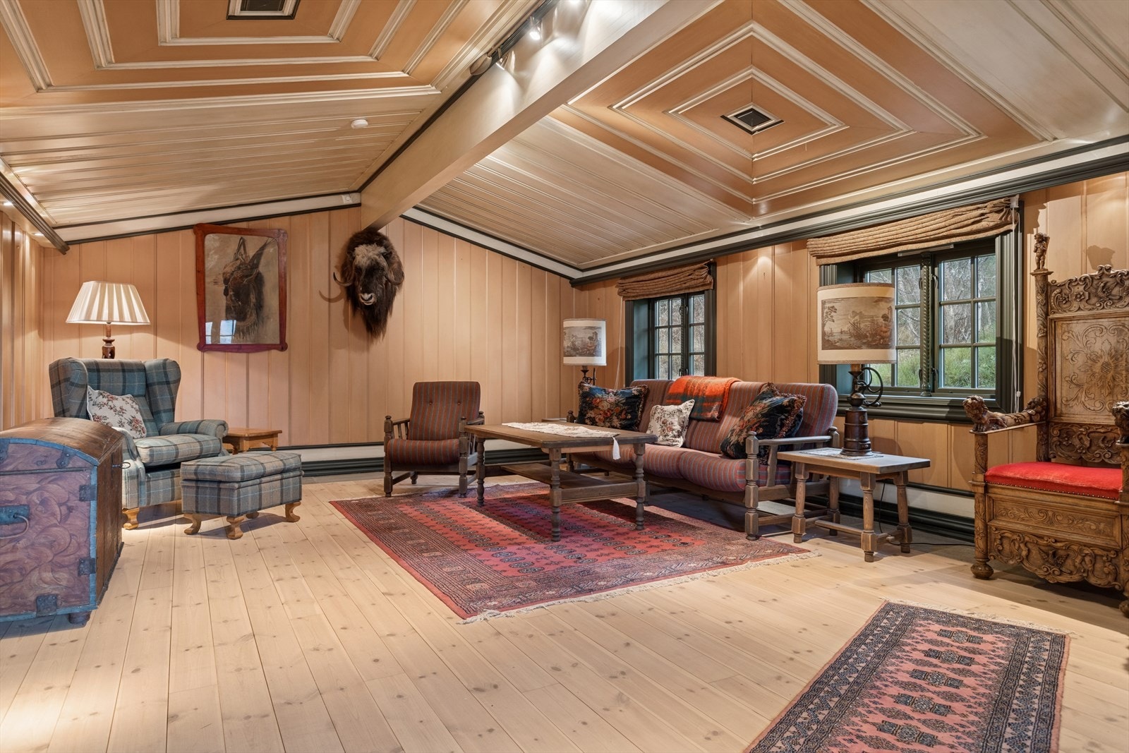 Store vinduer i stuen gir rikelig med naturlig lys og utsyn mot uteområdet. Galleribilde