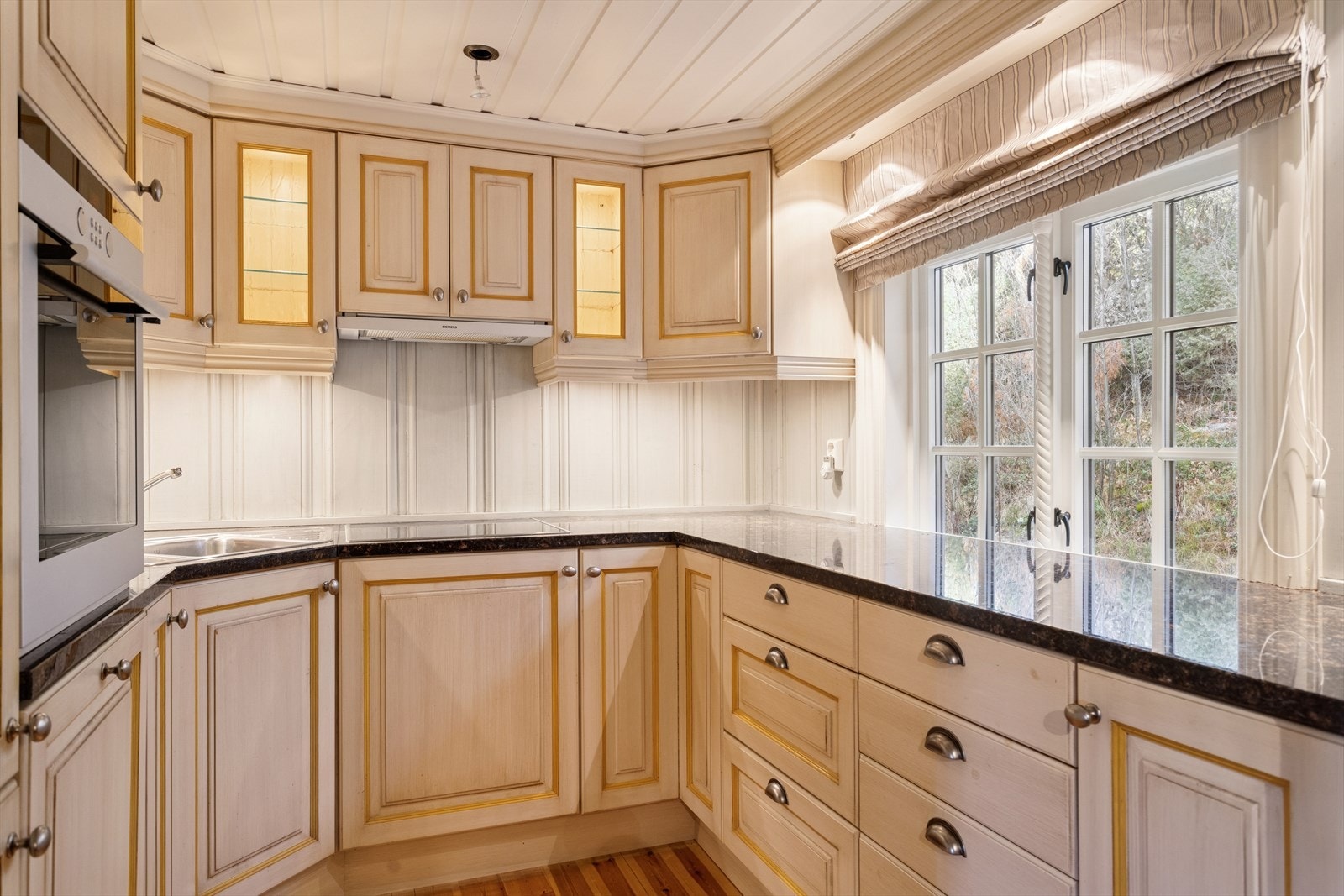 Kjøkkenet har mekanisk avtrekk og ble oppgradert rundt 2001, med godt vedlikeholdt innredning og overflater . Galleribilde