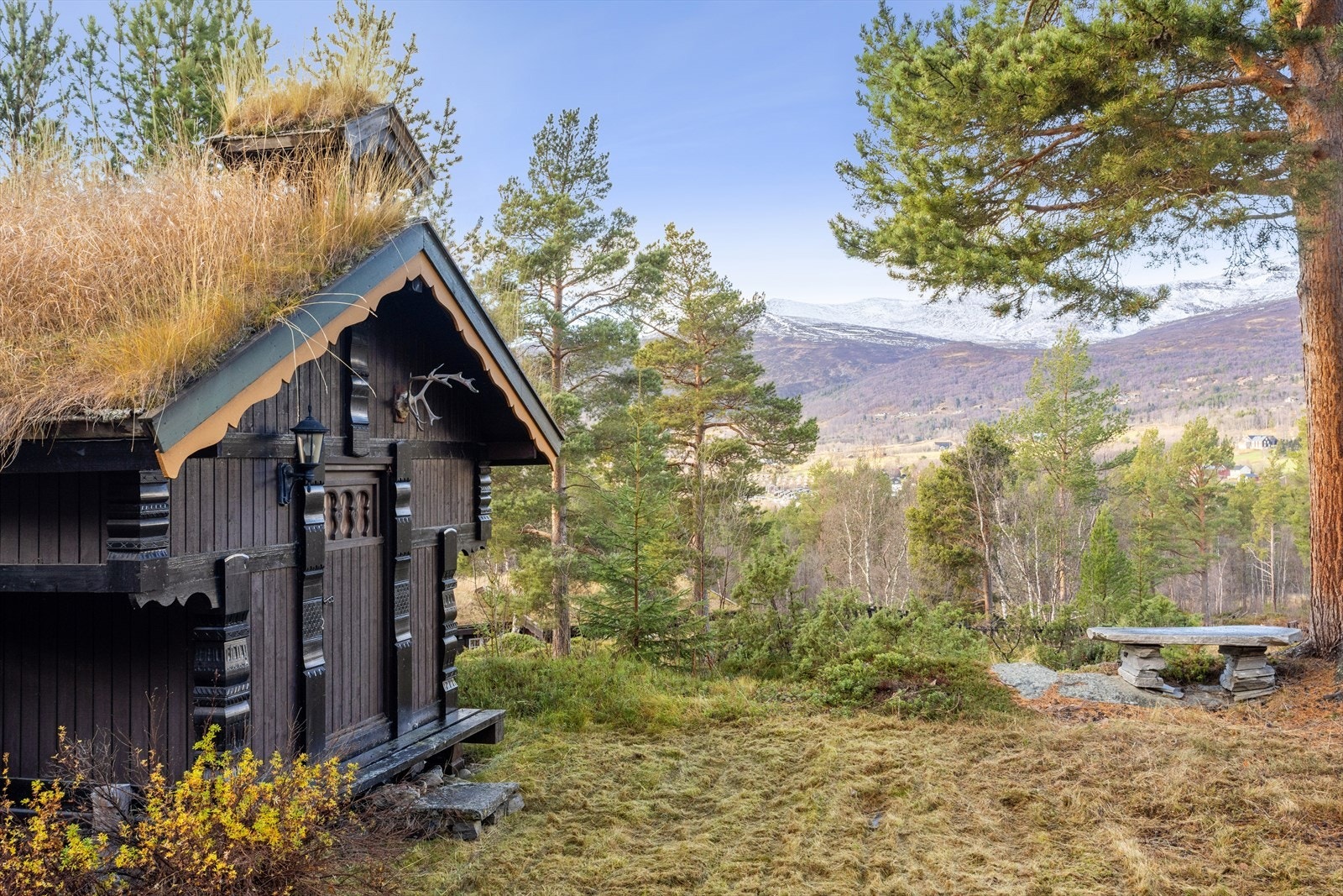 Utsikten ved stabburet gir et vakkert panorama over dalen og fjellene i det fjerne. Galleribilde