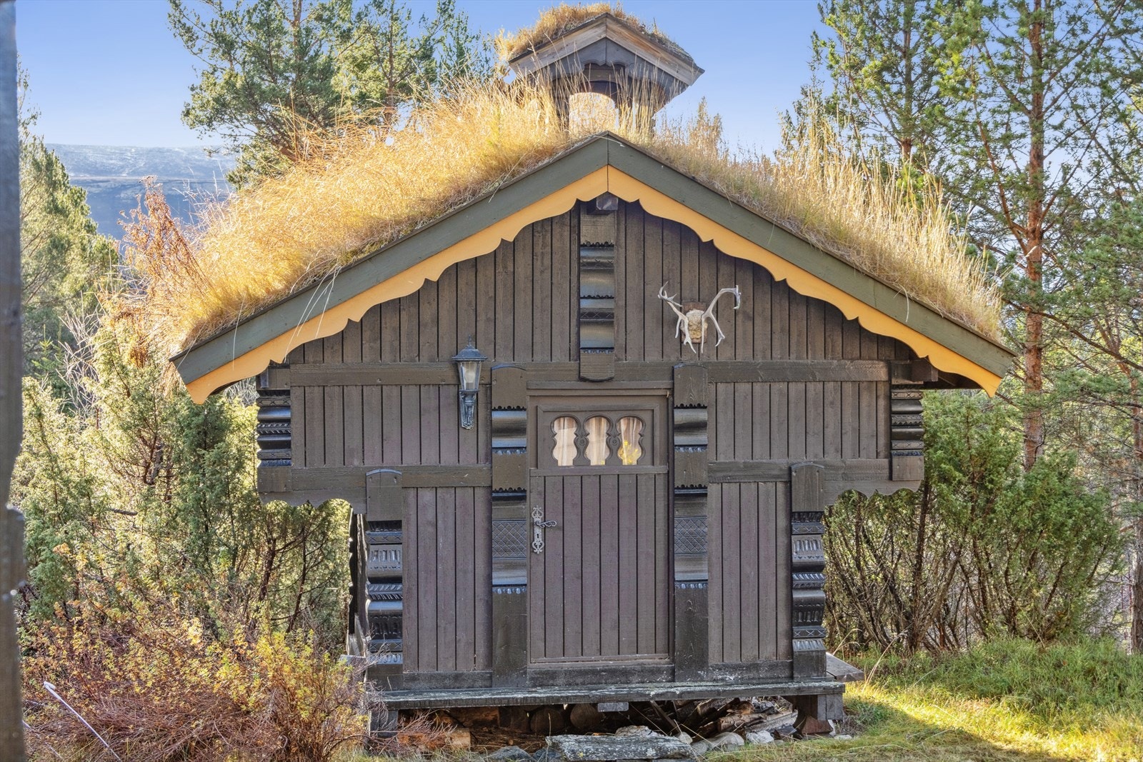 Stabburet er oppført i trekonstruksjon med torvtak. Galleribilde