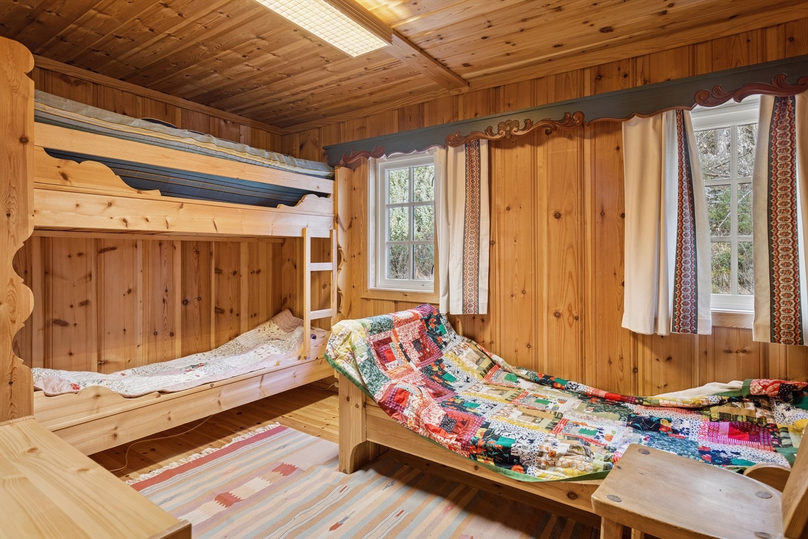 Plass til flere soveplasser med både køyeseng og enkeltseng. Galleribilde