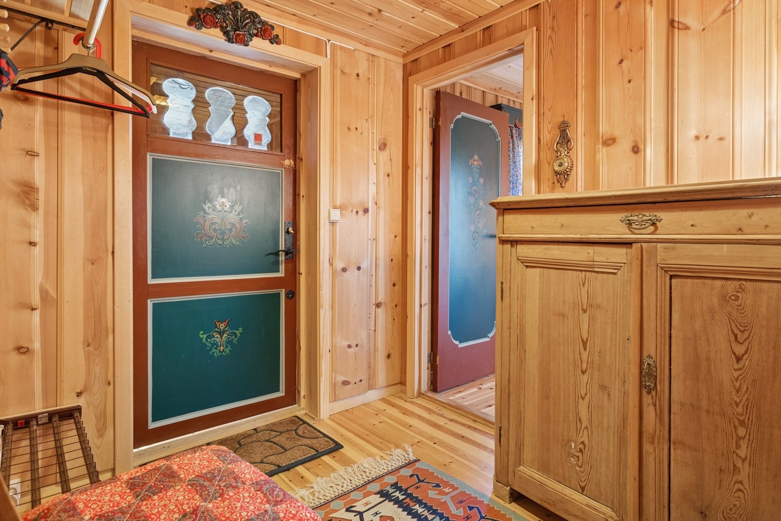 Entréen har panelte vegger og gulv i tre, som gir en solid og tradisjonell følelse. Galleribilde