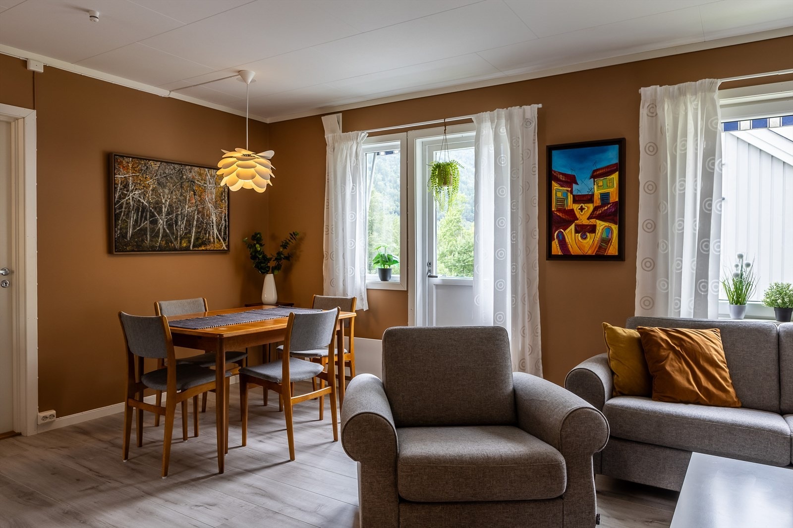 Her er det plass til både sofagruppe og spisebord Galleribilde