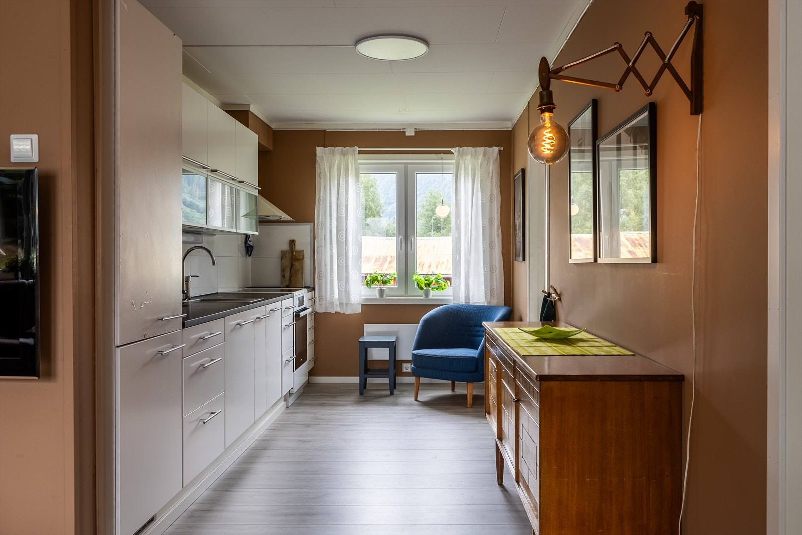 Det er åpen løsning mellom stue og kjøkken Galleribilde