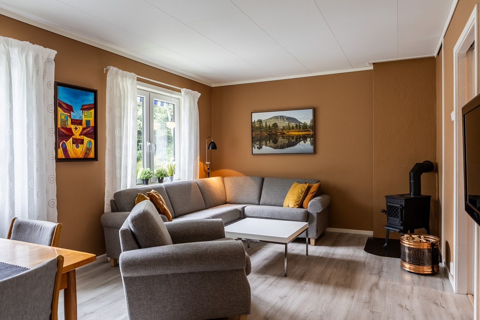 Stuen er lys og trivelig Galleribilde