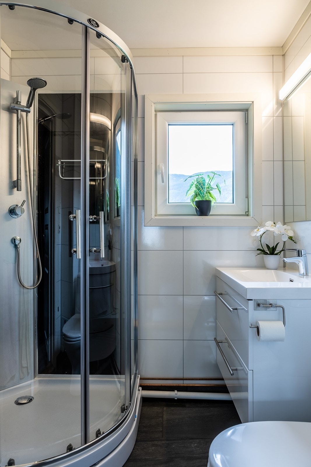 Leiligheten har et pent bad som er utstyrt med dusjkabinett Galleribilde