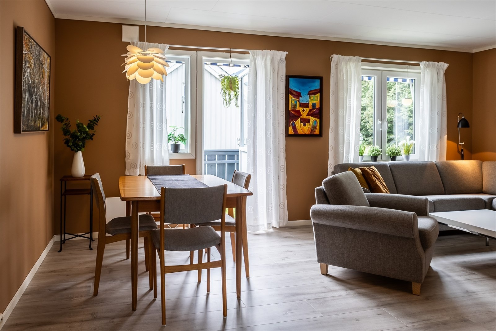 Fra stuen er det egen utgang til verandaen Galleribilde