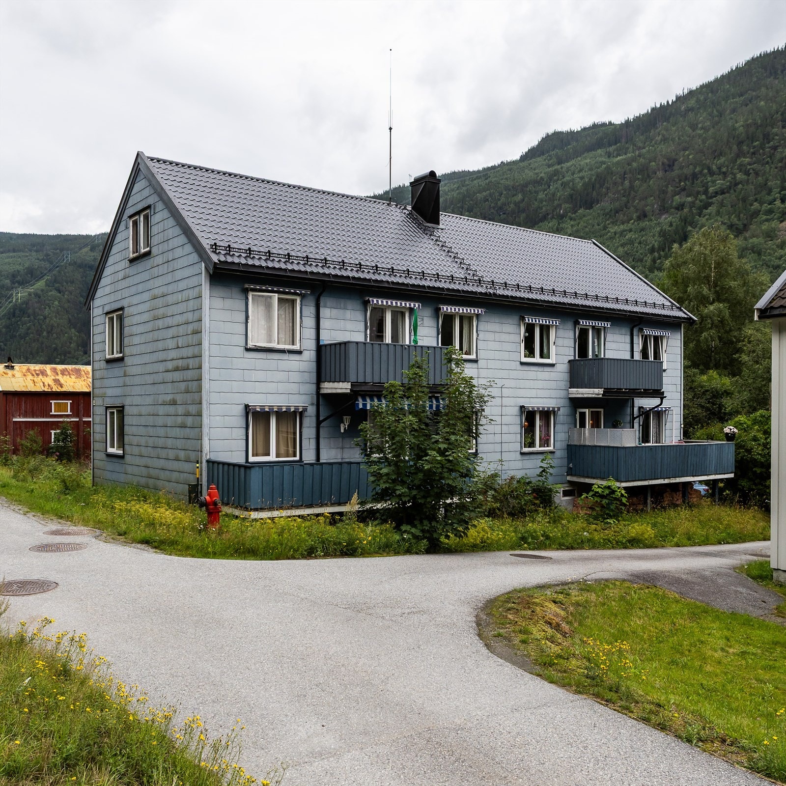 Leiligheten ligger i 2.etasje av en 4-mannsbolig (øverst til høyre på dette bildet) Galleribilde