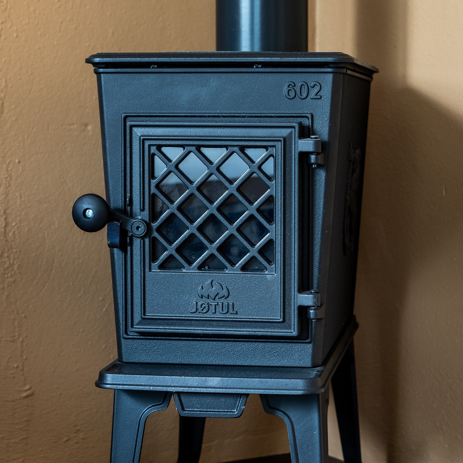 Stuen er utstyrt med vedovn Galleribilde