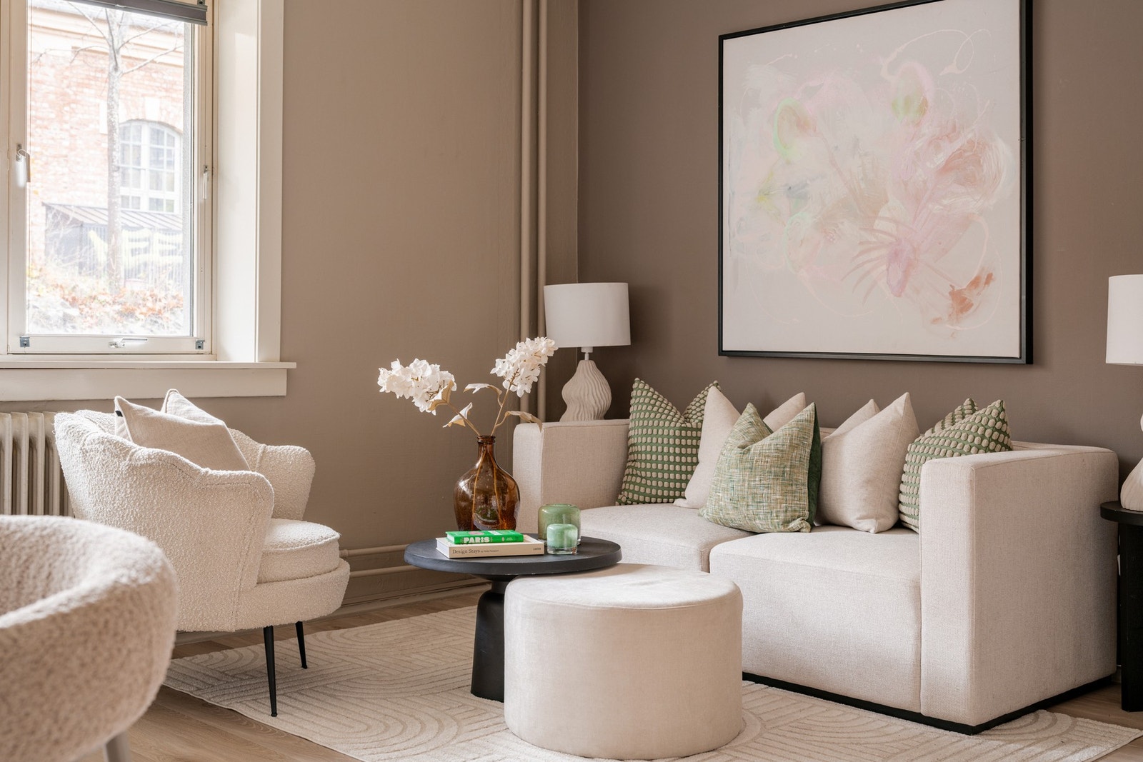 Radiatorer i stue - Varmtvann og fyring er inkludert i felleskostnader Galleribilde