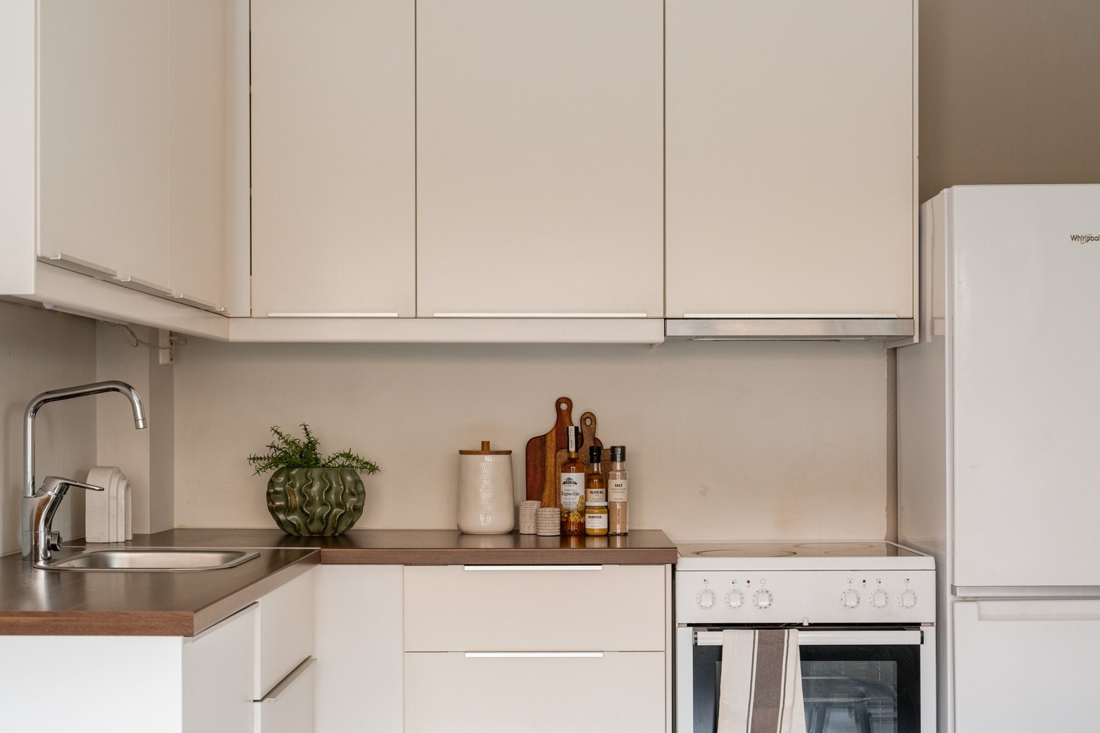 Det er integrert oppvaskmaskin, samt opplegg for kjøle-/fryseskap Galleribilde