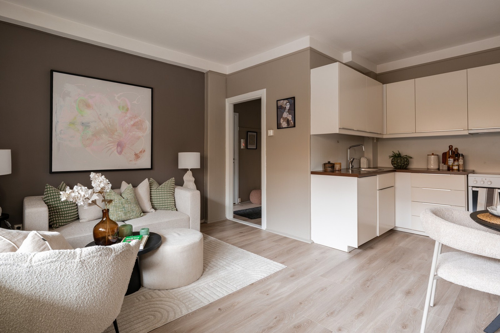 Smart og arealeffektiv planløsning med åpen stue-/kjøkkenløsning Galleribilde