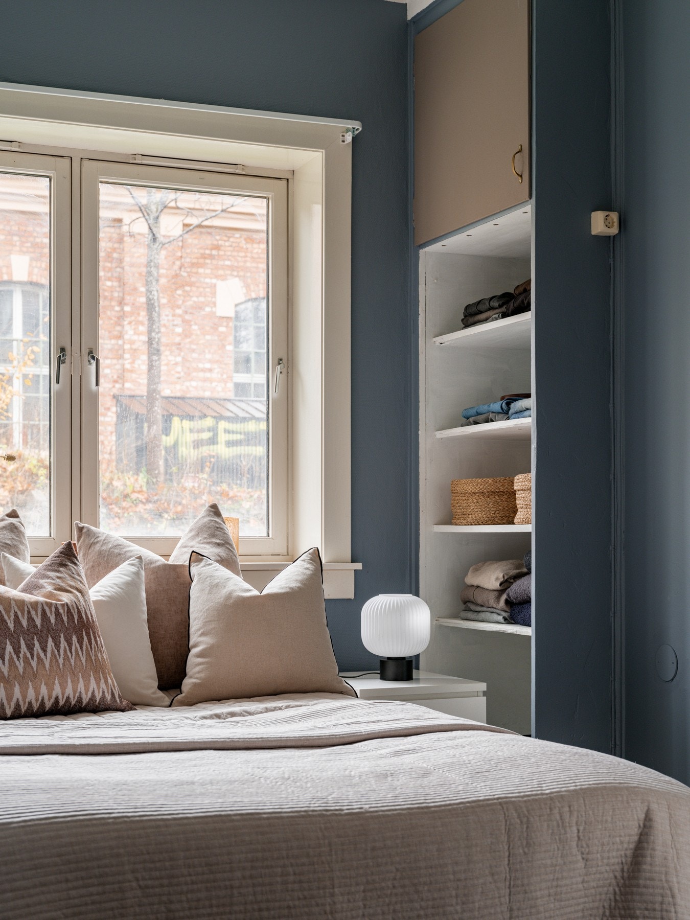 God lagringsplass i plassbygd garderobe Galleribilde