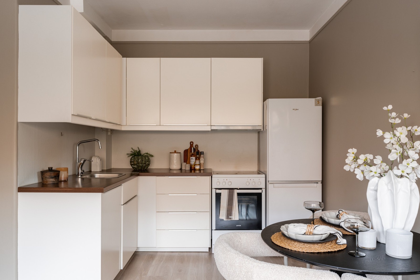 Kjøkkeninnredning med hvite, slette fronter og laminert benkeplate Galleribilde