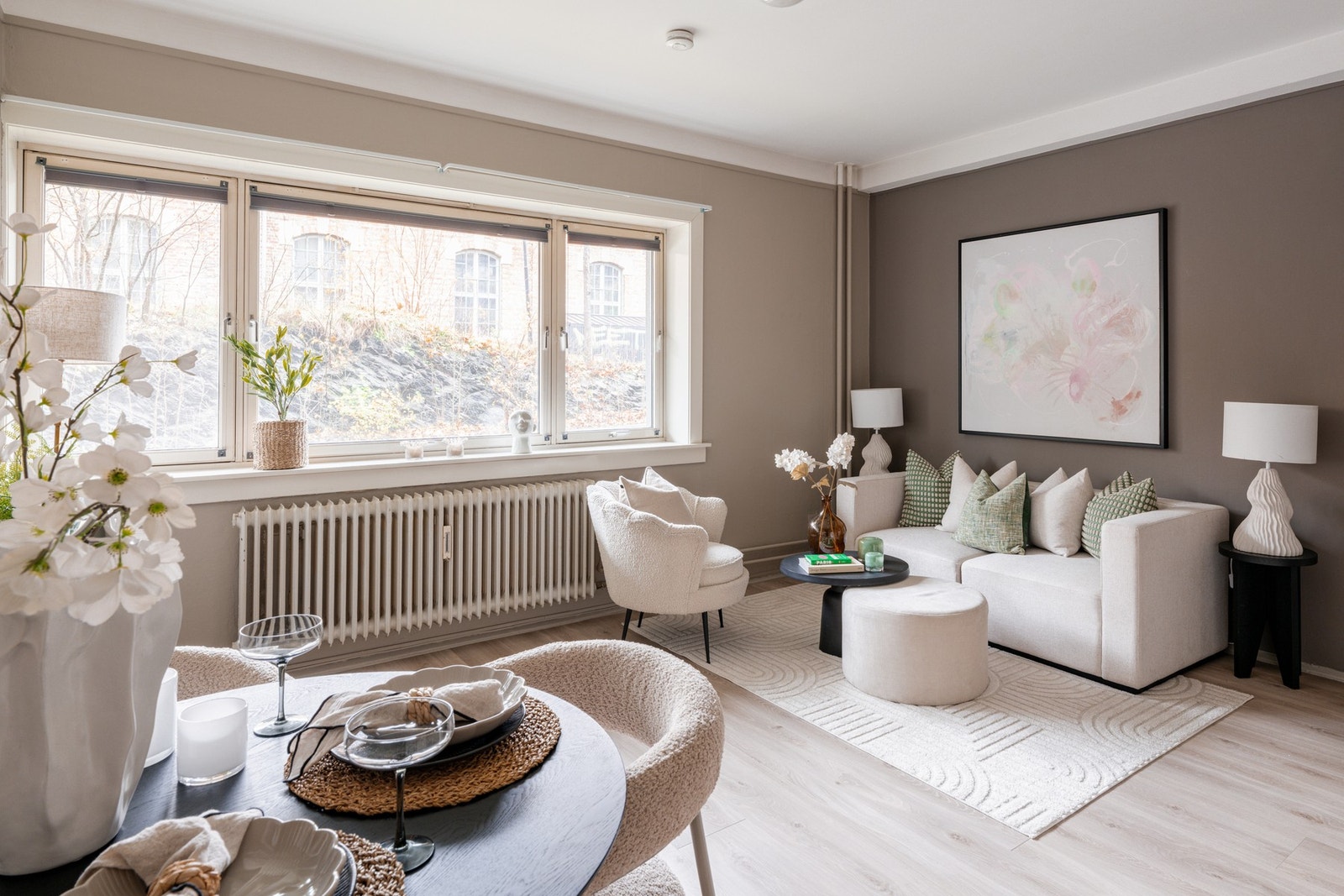 Moderne stue med delikate fargevalg på vegger og parkett på gulv Galleribilde