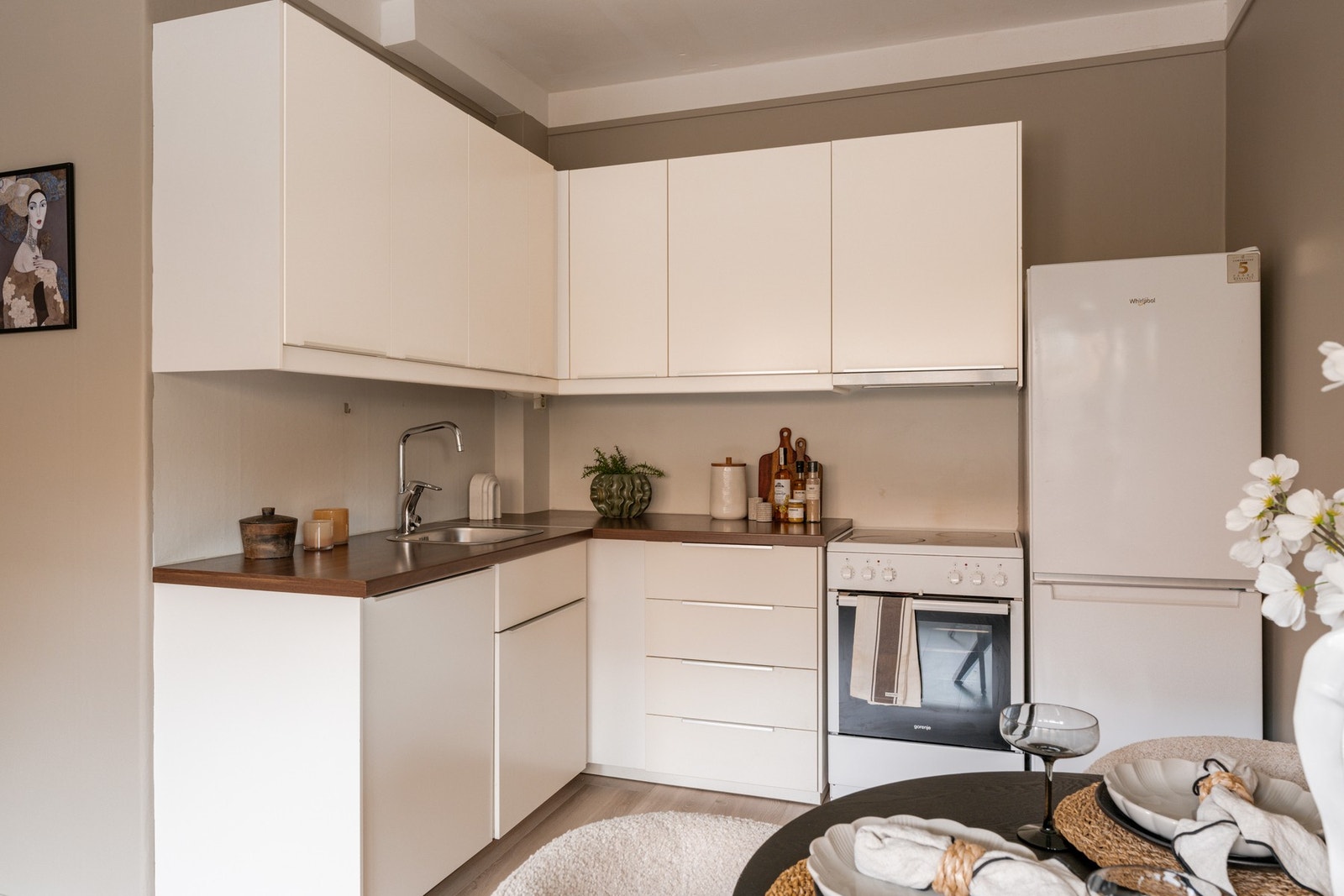 Kjøkkenet har godt med skap- og benkeplass Galleribilde