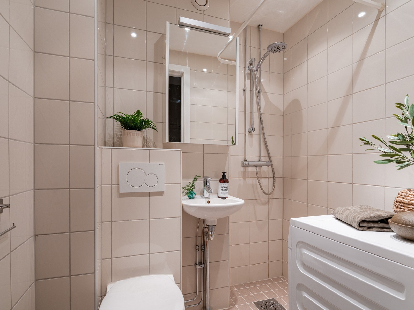 Lyst og romslig kjøkken fra 2013 med varmekabler i gulv Galleribilde