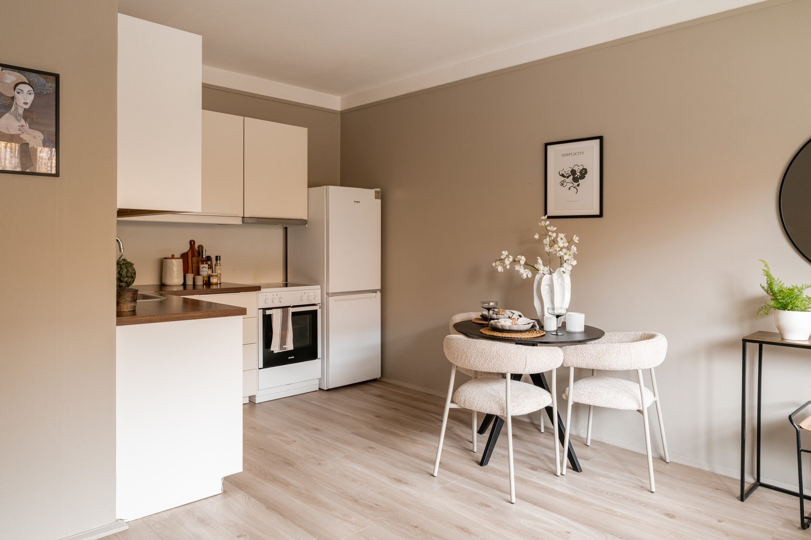 Det er god plass til spisebord i tilknytning til kjøkkenet Galleribilde