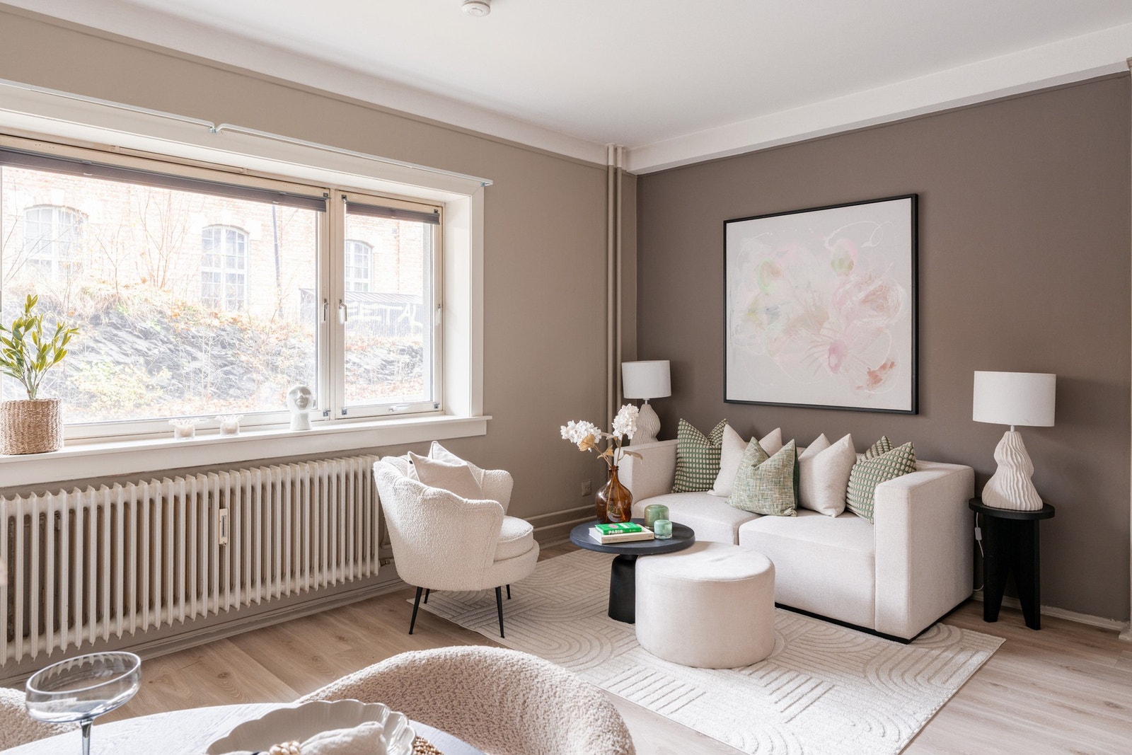 God plass til sofaseksjon og medievegg Galleribilde