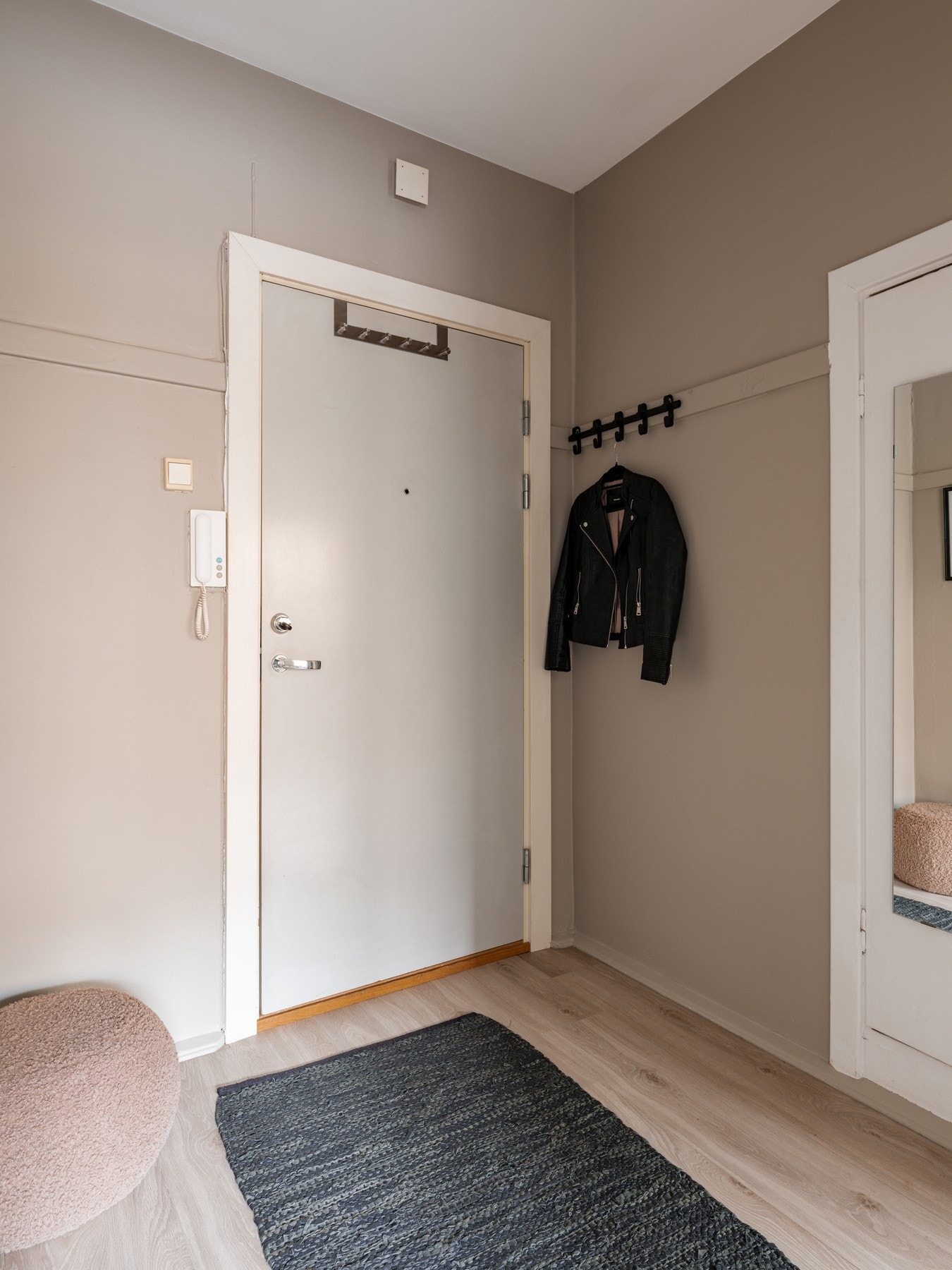 Trivelig entré med god plass for avheng av yttertøy og sko Galleribilde