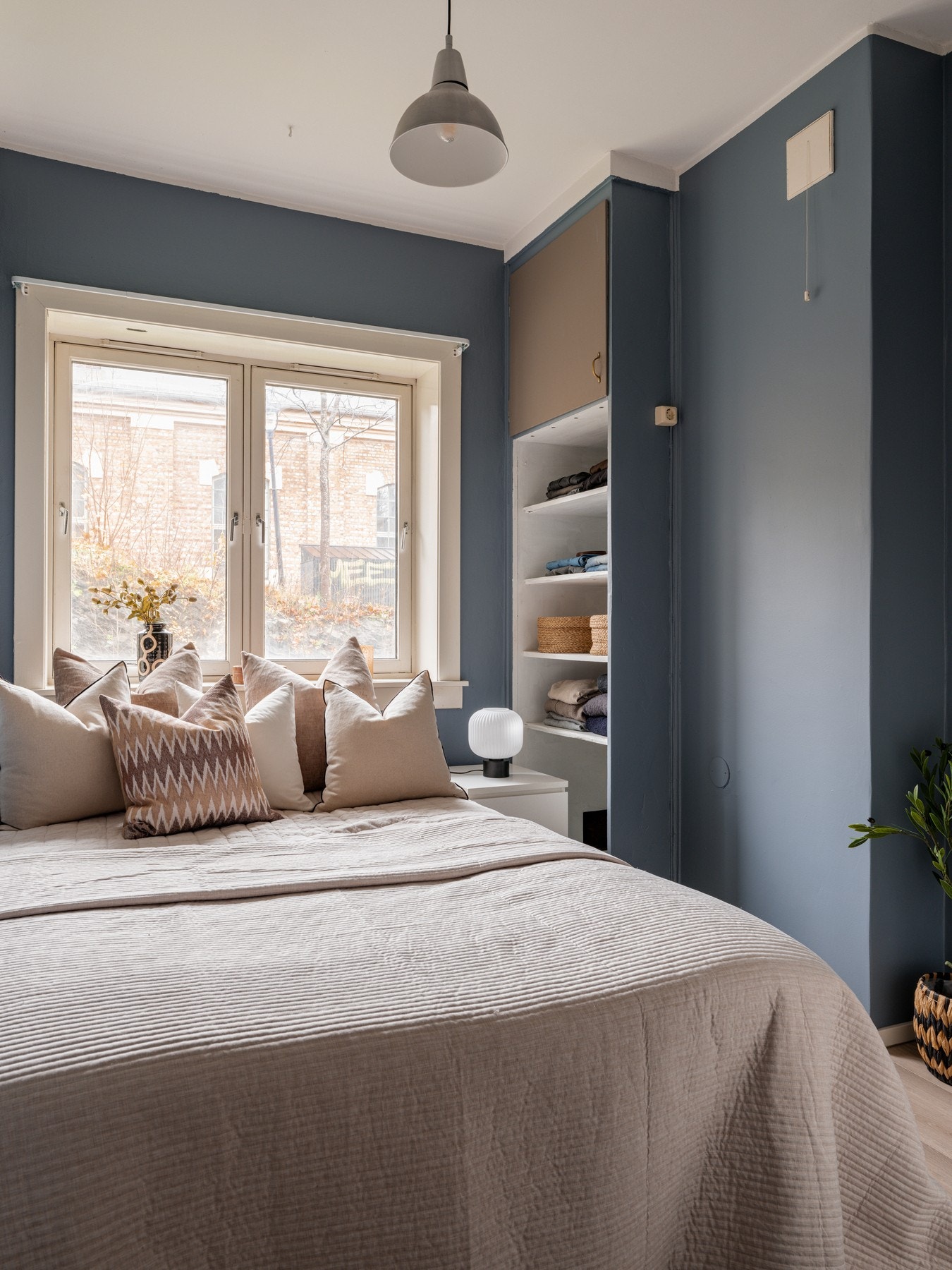 Det er god plass til seng og nattbord Galleribilde