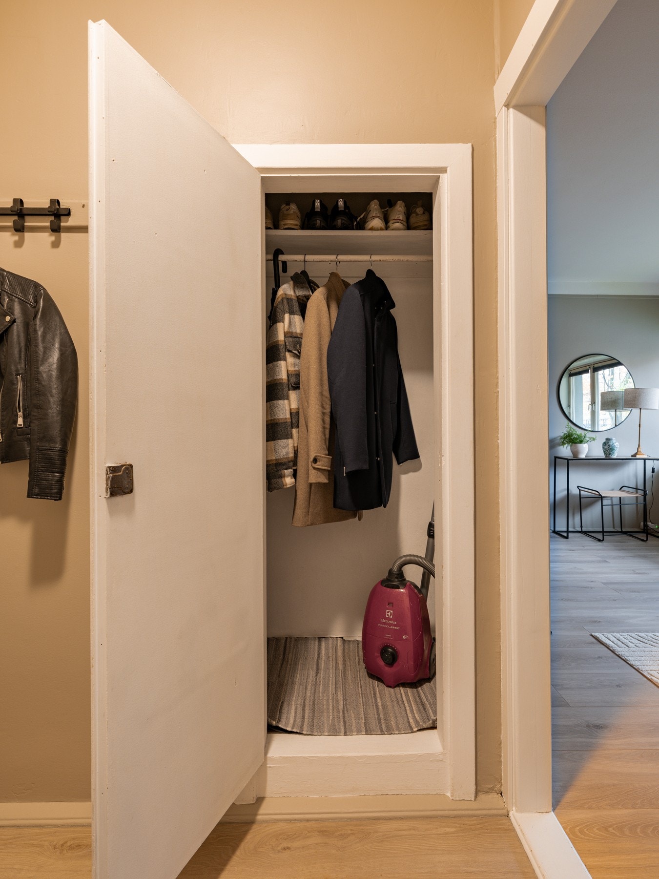 Her finner du et praktisk kott for ekstra oppbevaring Galleribilde