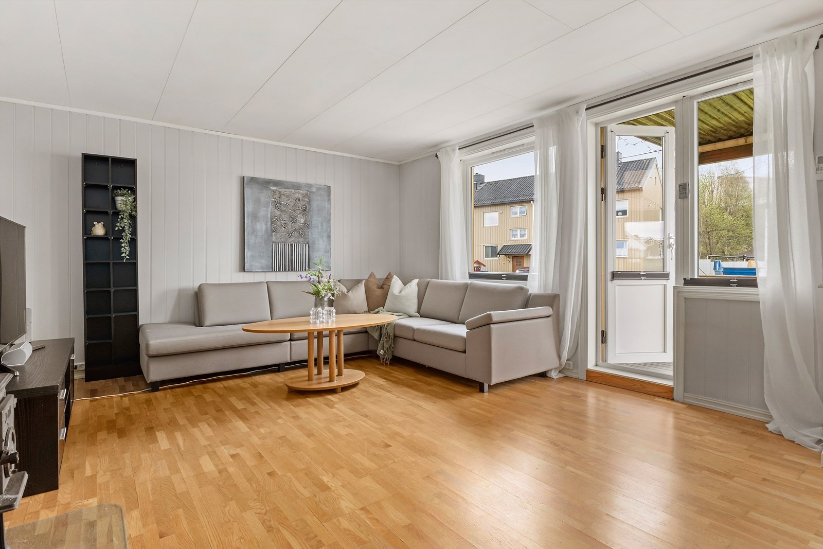 Stuen er lys og koselig med plass for både sofa og spisestue. Leiligheten er en del av et sentrumsnært og veletablert borettslag. Galleribilde