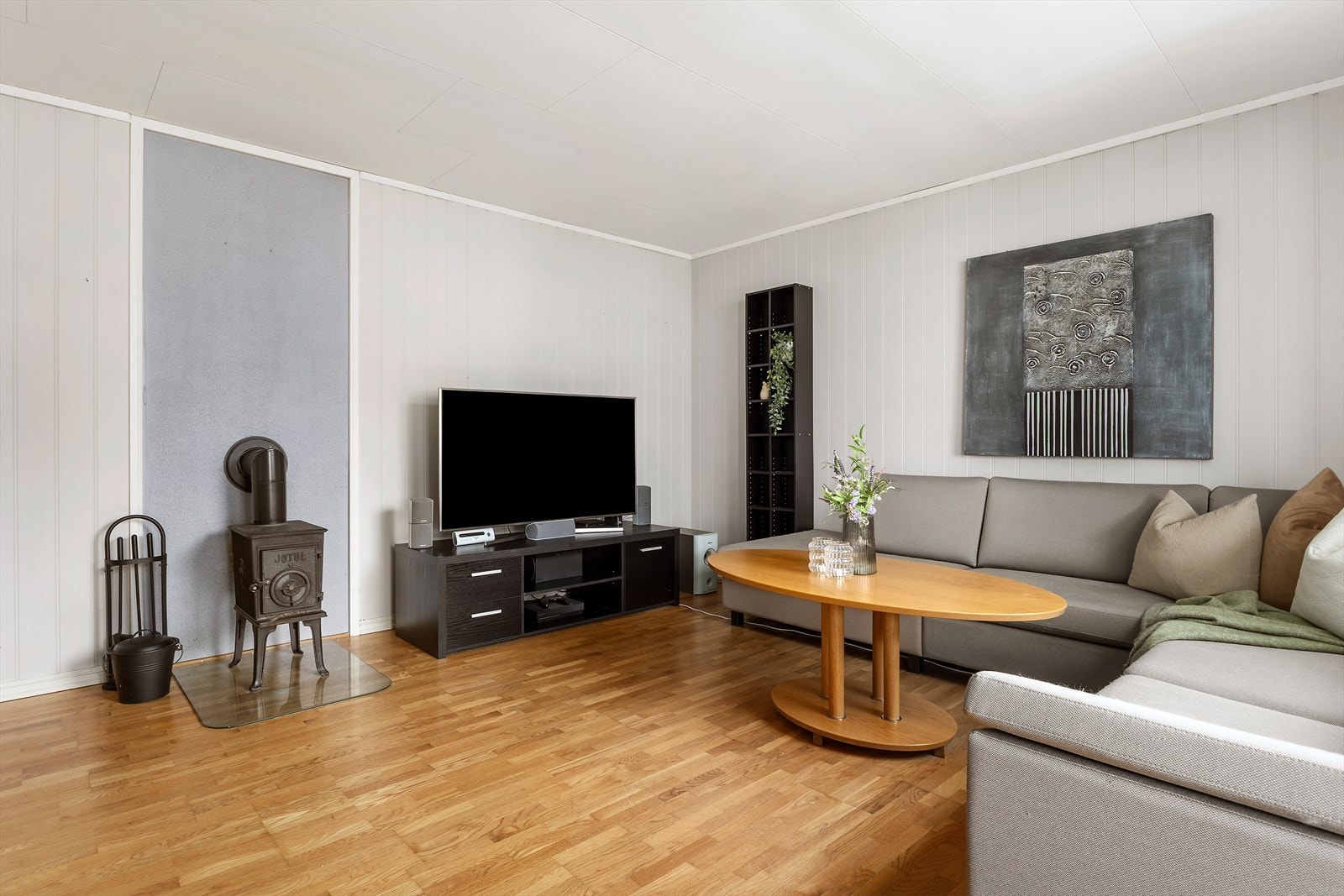 Leiligheten varmes opp ved hjelp av varmepumpe og vedfyring. Det er elektriske varmekabler på bad. Galleribilde