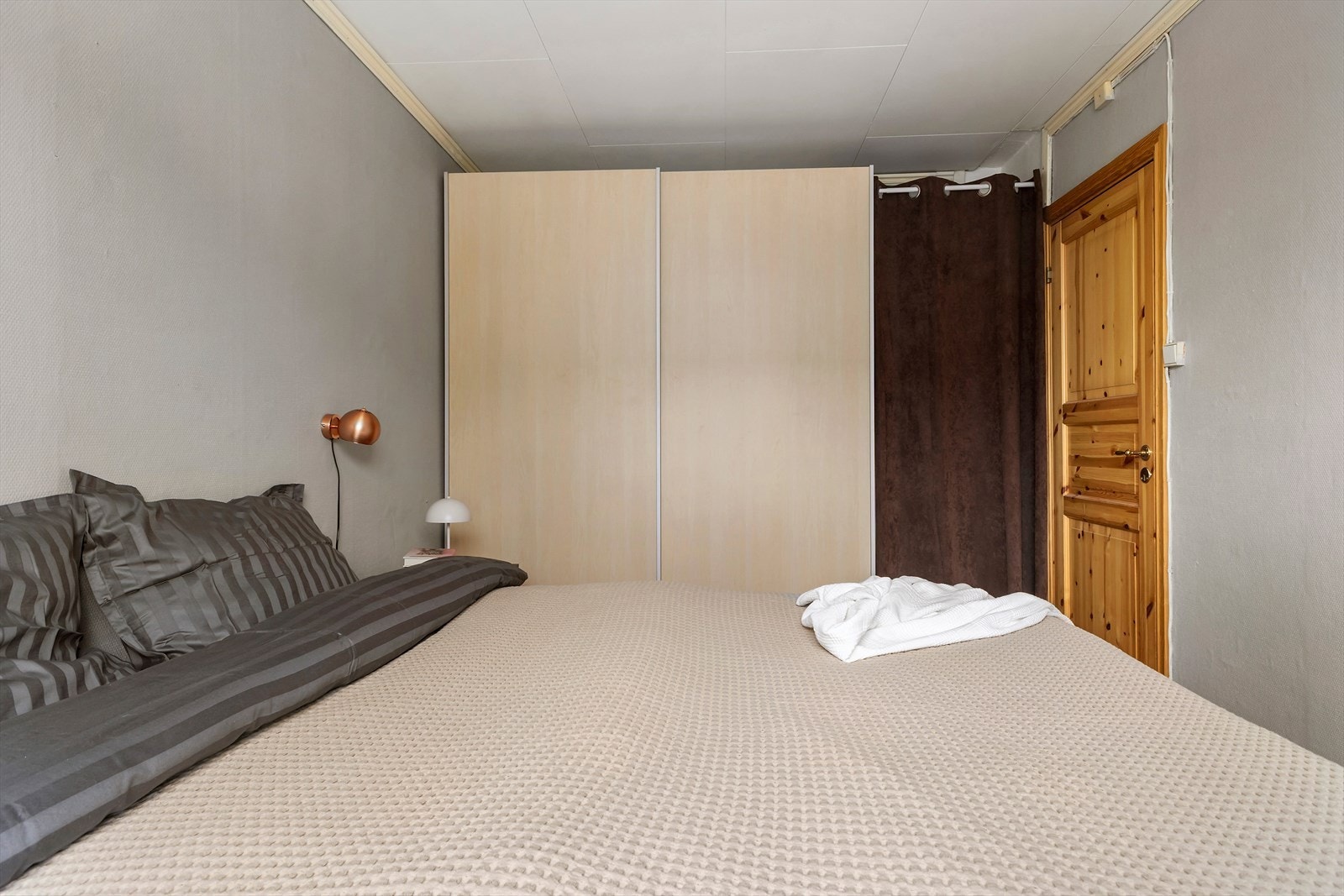 Soverom 1 av 2 med garderobe. Galleribilde